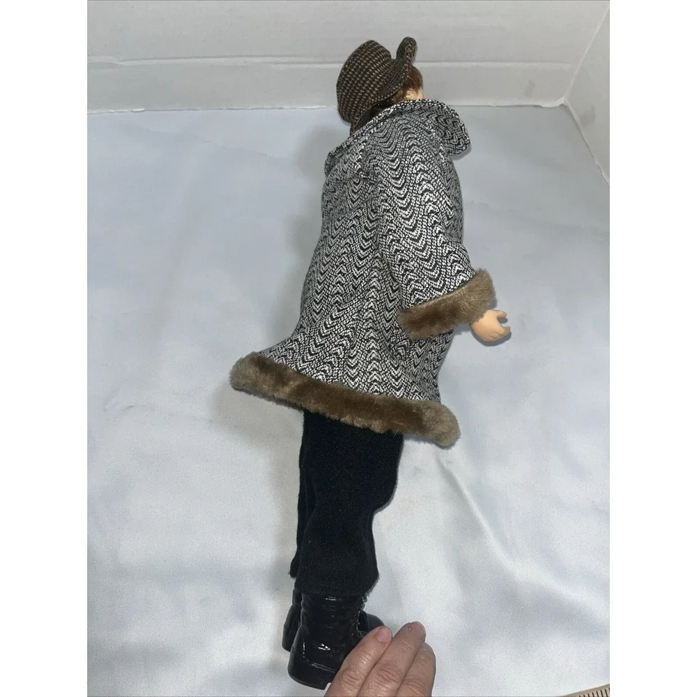 Dickens Style Caroler , Poseable Arms‎ , Top Hat Faux Fur Trim Cost , 18